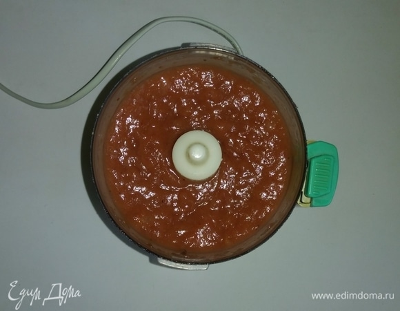 Затем остывший соус кладем в блендер и измельчаем до состояния пюре. Теперь можно переложить соус в баночку и хранить в холодильнике. Приятного аппетита!