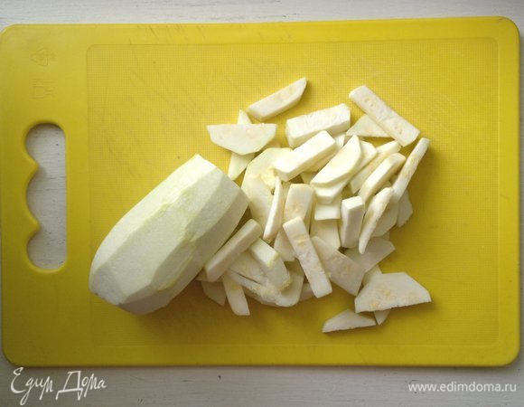 Кабачок среднего размера вымыть, обсушить, очистить от кожуры. Нарезать на тонкие кружки, каждый кружок — на три части.