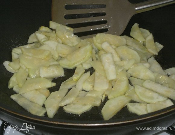 В сковороде разогреть растительное масло, выложить кабачки и обжарить, помешивая, на среднем огне до готовности.