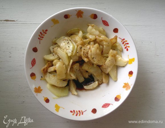 Обжаренные кабачки выложить в миску. Полить соевым соусом, бальзамическим уксусом, посыпать перцем, перемешать. Дать постоять 10–15 мин, чтобы немного промариновались. Затем откинуть кабачки на сито и дать полностью стечь жидкости.