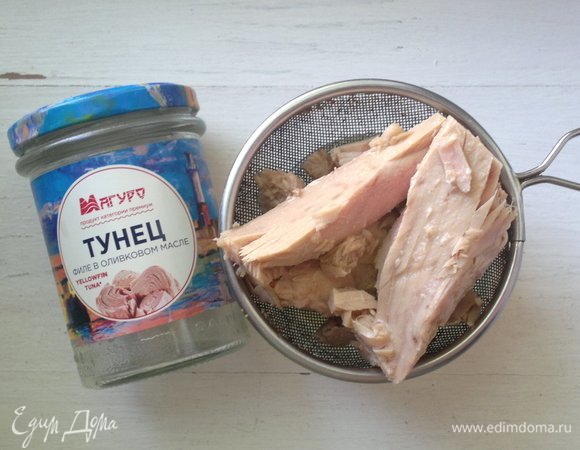 Открыть банку консервированного тунца ТМ «Магуро». Выложить рыбу на сито, чтобы убрать лишнее масло.