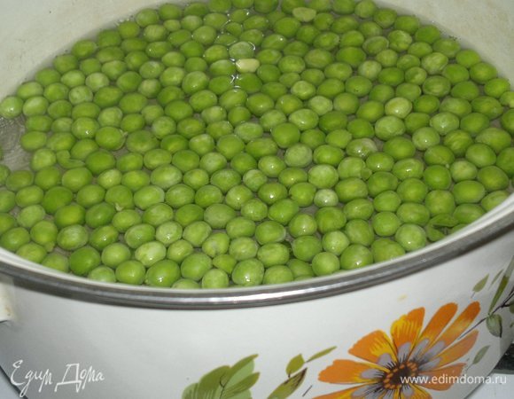 Вскипятить воду (500–600 мл), немного посолить. В кипящую воду выложить замороженный зеленый горошек, не размораживая. Варить 8–10 мин.