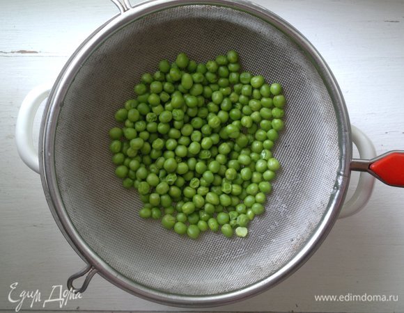 Откинуть горошек на сито, обдать ледяной водой. Дать воде полностью стечь.