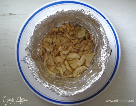 Приступаем к сборке салата. На плоское блюдо поставить форму для салатов. У меня импровизированная форма из картона и фольги, т. к. подходящего размера нет. Первым слоем выложить обжаренные и замаринованные кабачки.