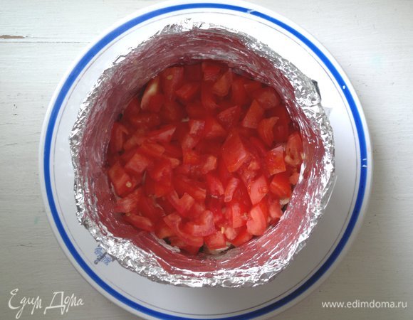 Следующий слой — помидоры и заправка.
