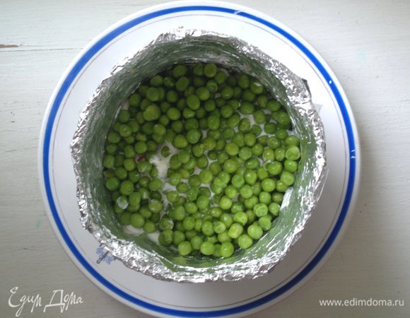 Далее — зеленый горошек (немного оставить для украшения) и заправка. Поставить салат на 1 час в холодильник. Затем достать из холодильника, освободить от формы.