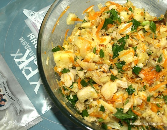 Когда начинка остыла, добавить соль и перец по вкусу. Зелень (петрушка, укроп, зеленый лук) мелко порубить и добавить в начинку. Картофель мелко нарезать и добавить в начинку. Хорошо перемешать.