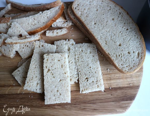Срезать корки с кусочков хлеба, нарезать на прямоугольники шириной примерно 3 см. Длина прямоугольных пластинок из хлеба — на ваше усмотрение, но советую не делать шарлотку очень высокой, так как нужно сохранить стабильность начинки. Я делала пластины из хлеба длиной 4 см.