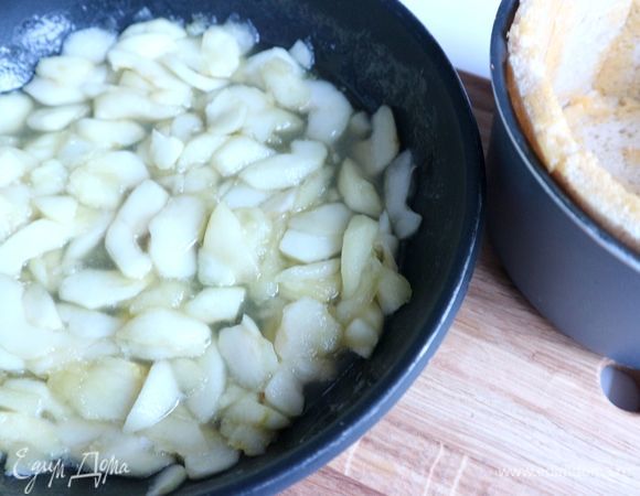 Добавить к яблокам коньяк, сливочное масло (1 ст. л.). Слегка обжарить яблоки. Часть образовавшегося сиропа слить в отдельную посуду. Дать яблокам остыть.