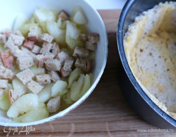 Перемешать яблоки с сухарями.