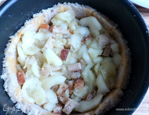 Поместить яблочную начинку на хлебную основу.