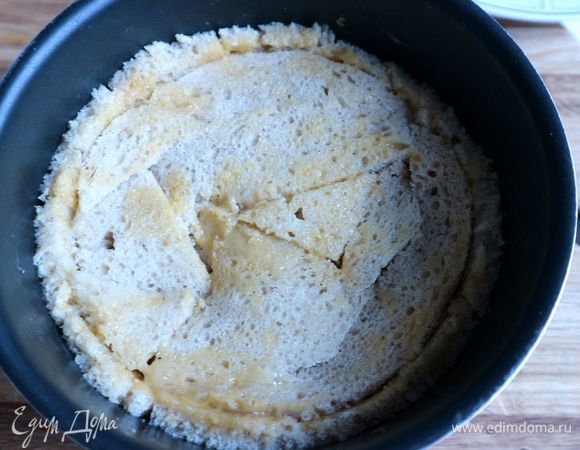Закрыть верх кусочками хлеба, кисточкой смазать швы смесью желтка с молоком. Пусть вас не смущают такие многочисленные кусочки (обрезки) хлеба, эта верхняя часть будет низом шарлотки.<br />
Отправить в духовку на 20–25 минут.