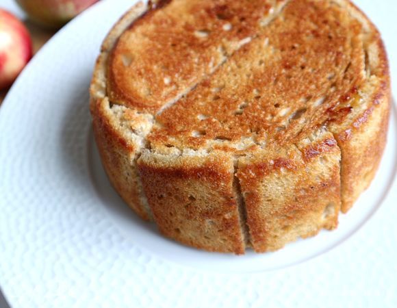 Вынуть шарлотку из духовки. Перевернуть на блюдо, дать остыть.