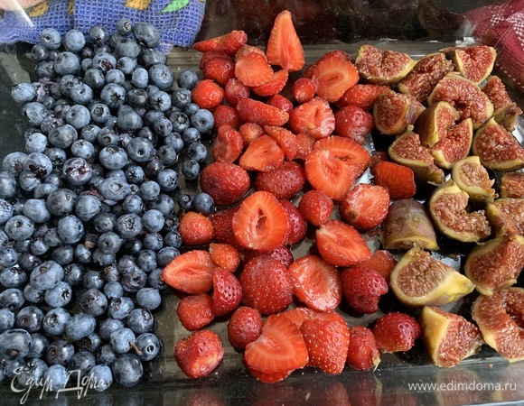 Ягоды помойте и переберите, крупные — нарежьте. Выложите в форму для запекания.