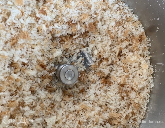 Вчерашний хлеб измельчите в крошку.