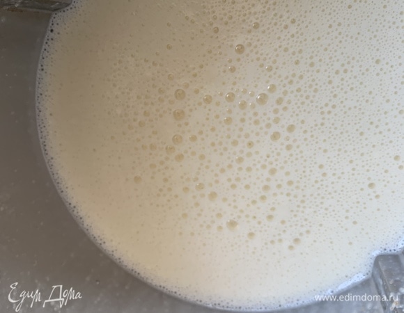 Добавьте молоко, яйца, сахар, ванилин и взбейте с помощью блендера.