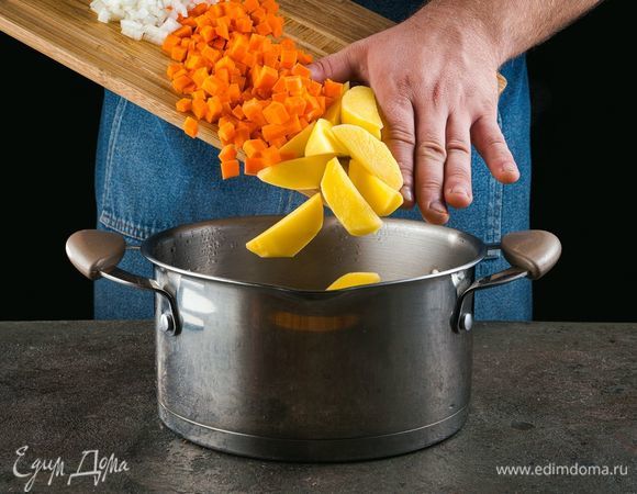 Закиньте в кипящую воду нарезанные овощи. После повторного закипания посолите и поперчите.