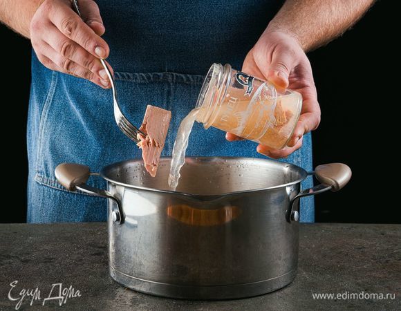 За 7 минут до готовности овощей добавьте в суп консервированного тунца ТМ «Капитан Вкусов».