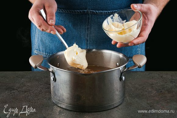 За 5 минут до готовности выложите в суп размятый плавленый сыр и тщательно перемешайте до полного растворения.