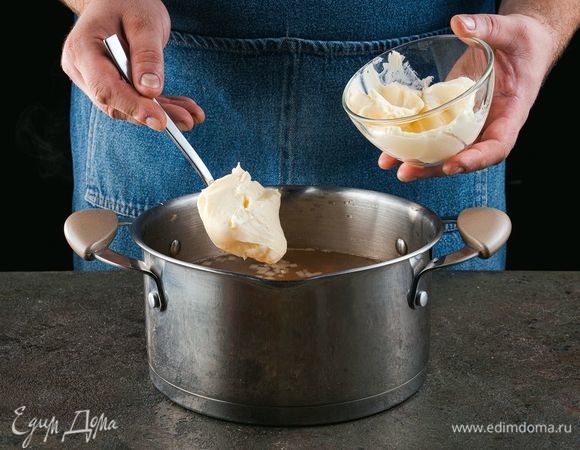 За 5 минут до готовности выложите в суп размятый плавленый сыр и тщательно перемешайте до полного растворения.