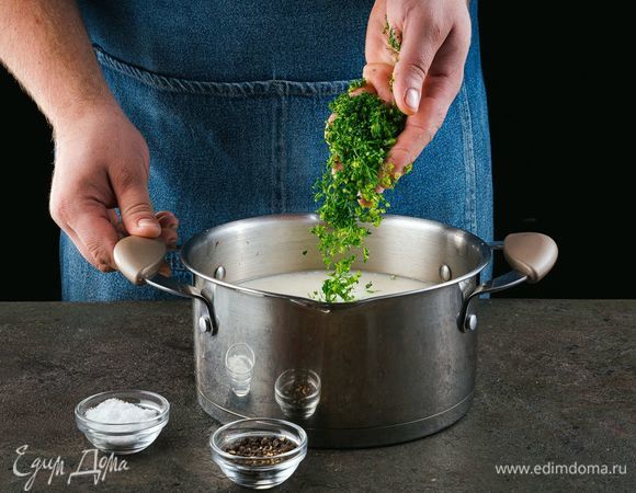 Добавьте в суп мелко нарезанную зелень.