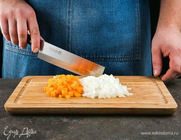 Лук с морковью нарежьте мелкими кубиками.
