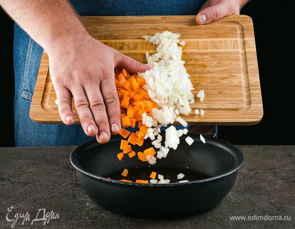 Поджарьте их на сковороде до золотистого цвета.