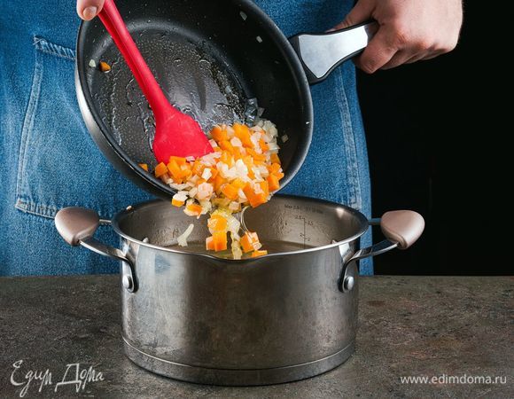 Обжаренные овощи добавьте в суп.