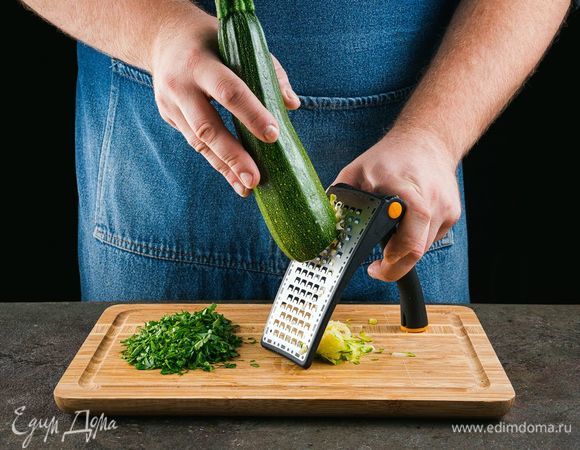Цукини натрите на крупной терке, кинзу мелко нарежьте.