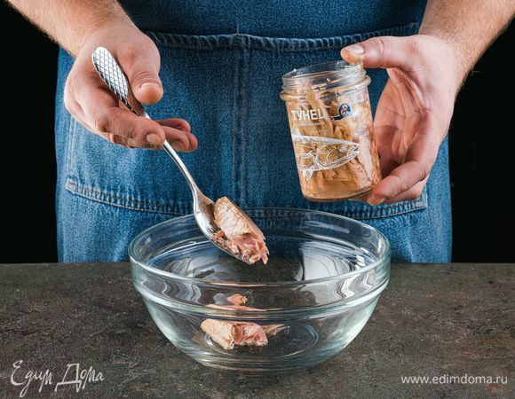 В большой миске разомните вилкой консервированного тунца ТМ «Капитан Вкусов».