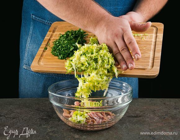 Соедините рыбу с кабачками и кинзой.