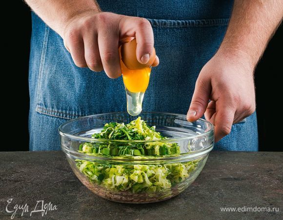 Добавьте яйцо. Посолите, поперчите и тщательно перемещайте.