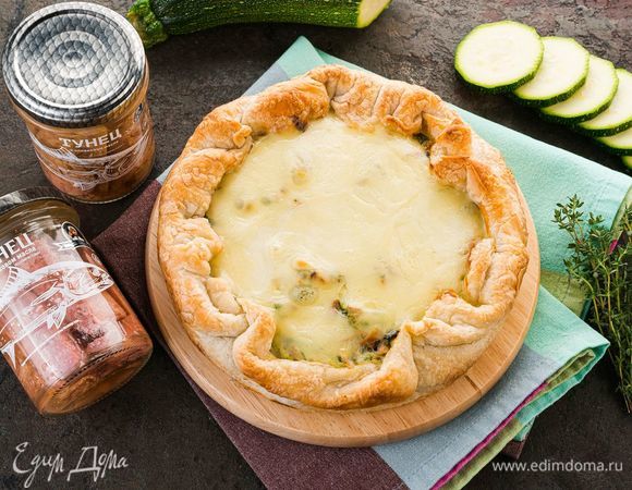 Выпекайте в духовке при той же температуре до золотистой сырной корочки. Такой сытный пирог можно взять на работу в качестве перекуса.