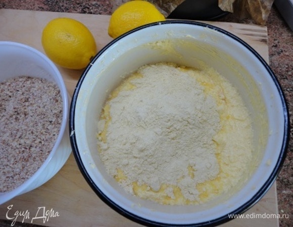 Включить духовку для разогрева до 180°C. Мягкое сливочное масло взбивать с сахаром 5–7 минут. Затем ввести по одному яйца, продолжая взбивать. Добавить муку, смешанную с разрыхлителем. Перемешать.