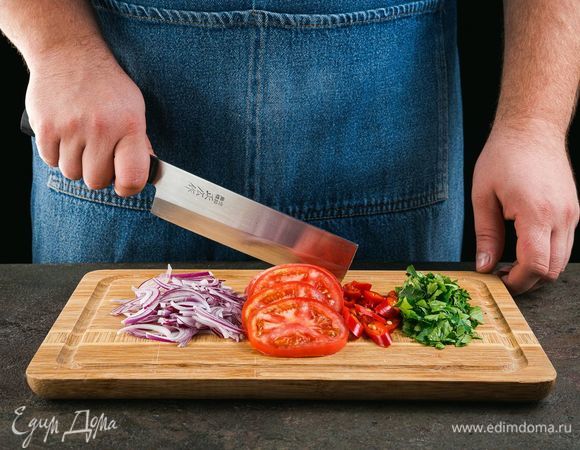 Нарежьте кружочками помидоры, лук. Чили и петрушку мелко порубите.