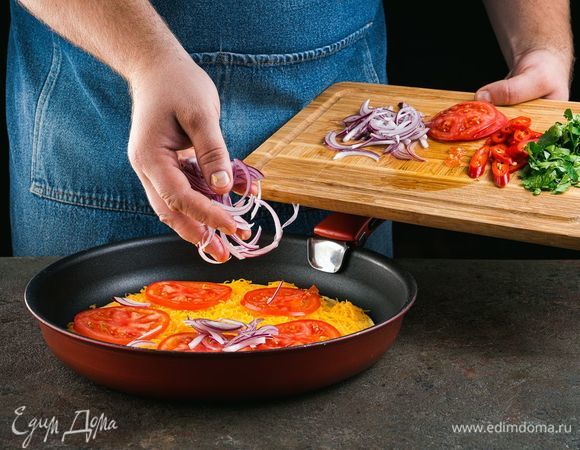 По кругу выложите овощи. 