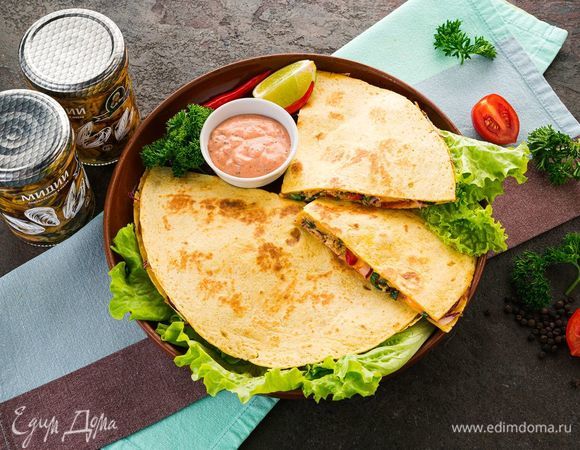 Подавайте на листьях салата с соусом. Приятного аппетита!