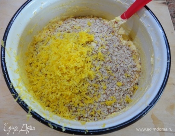 В полученную смесь добавить хорошо измельченный миндаль и цедру двух лимонов (каждый не больше 100 г). Перемешать.