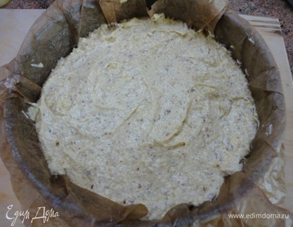 Форму диаметром 20 см выстлать пекарской бумагой. Недавно в одном кулинарном ролике в интернете увидела вот такой лайфхак: для удобства пекарскую бумагу намочить в горячей воде, отжать и после этого ею легко выстилать форму для выпечки.