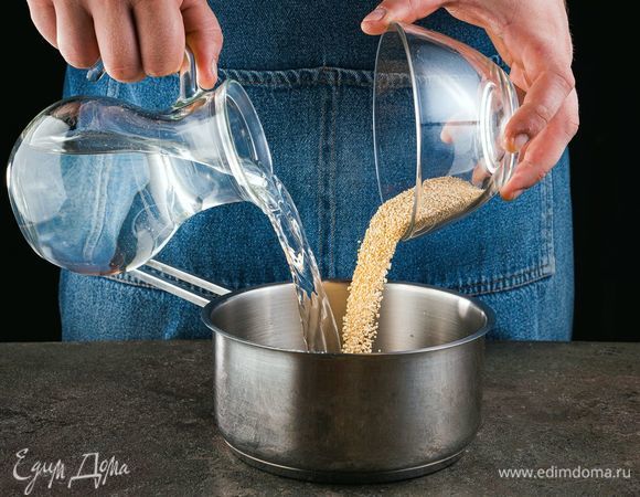 Отварите киноа в подсоленной воде до готовности.