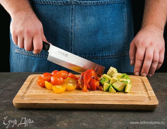 Нарежьте черри пополам, запеченый перец — слайсами, авокадо — кубиками. Руколу промойте. 