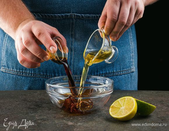 Подготовьте соус: смешайте сок лайма, соевый соус и оливковое масло.