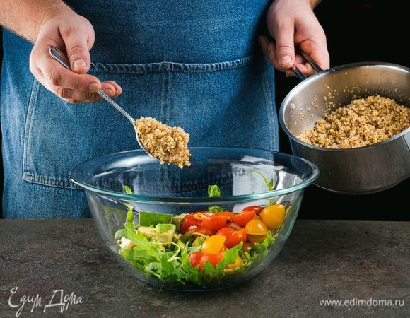 В салатник выложите нарезанные овощи, руколу и киноа.