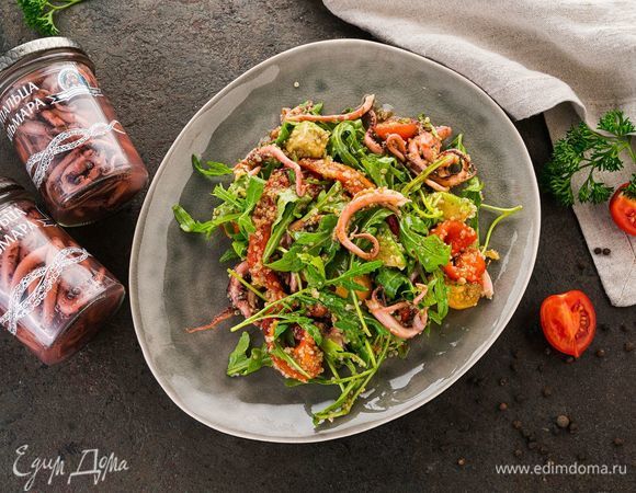 Посолите, поперчите салат, полейте заправкой. Все перемешайте и подавайте к столу.