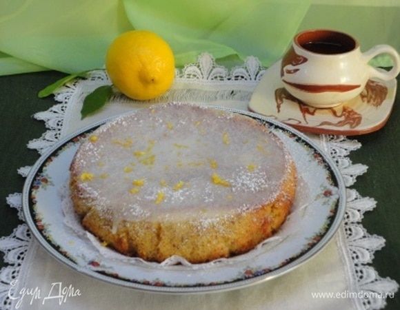 Для помадки в сахарную пудру добавьте свежевыжатый сок второго лимона, но не весь сразу! Возможно, он весь и не понадобится. Начните с 1 ст. ложки, размешайте и смотрите, устраивает ли вас такая густота глазури. Готовой глазурью полейте кекс.