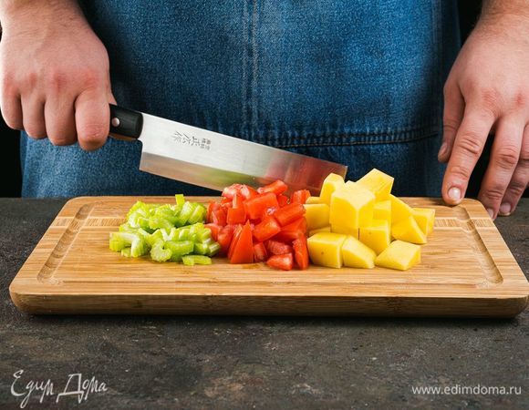 Нарежьте кубиком картошку, помидор и сельдерей.