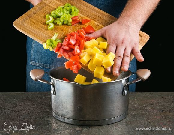 Добавьте овощи в кастрюлю с кипящей водой. После повторного закипания посолите, поперчите.