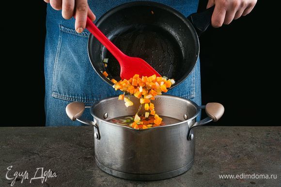 Нарежьте лук и морковь мелким кубиком. Обжарьте их на сковороде в растительном масле до размягчения, затем добавьте в суп.