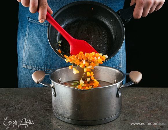 Нарежьте лук и морковь мелким кубиком. Обжарьте их на сковороде в растительном масле до размягчения, затем добавьте в суп.