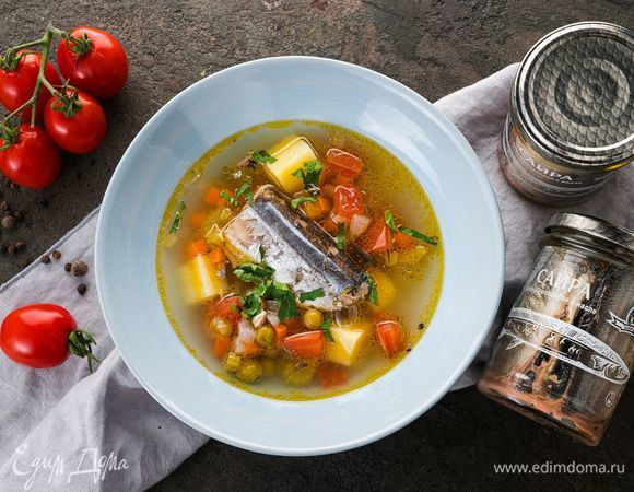 Разлейте суп по тарелкам и украсьте свежей зеленью.